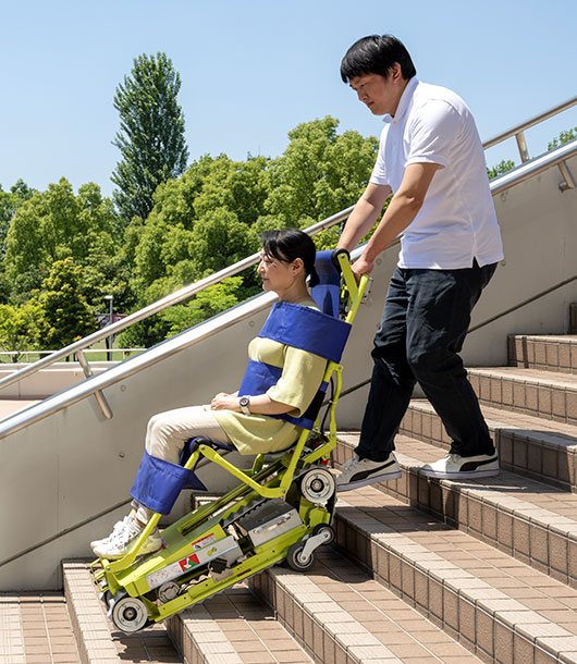 介護保険レンタル対応、簡単折りたたみ・安全操作 可搬型階段昇降機 